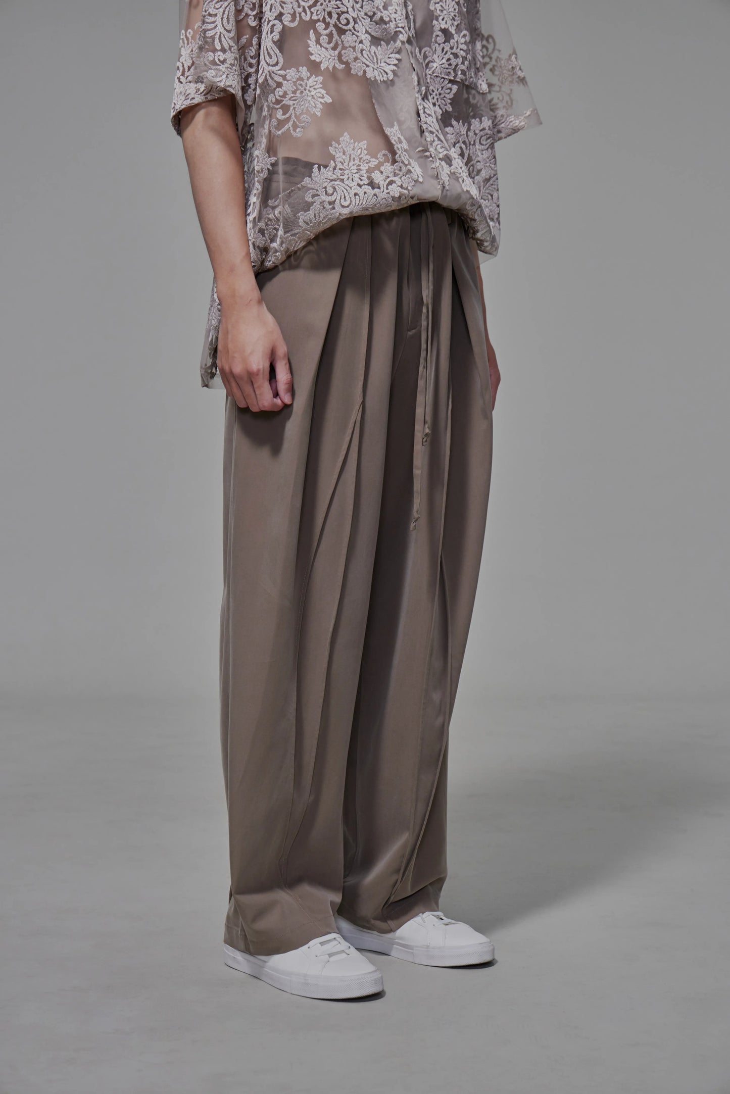03 Soft Tapered Drawstring Trousers Beige