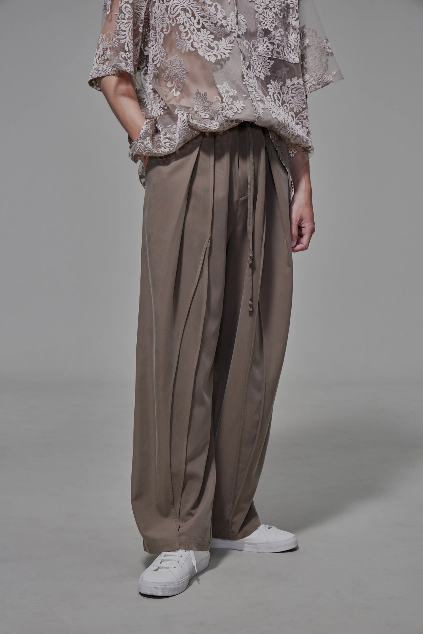 03 Soft Tapered Drawstring Trousers Beige