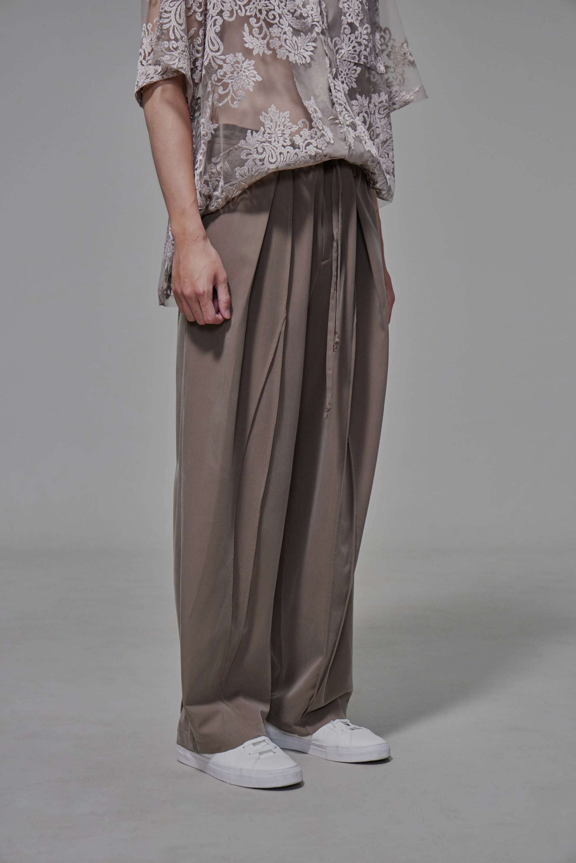 03 Soft Tapered Drawstring Trousers Beige
